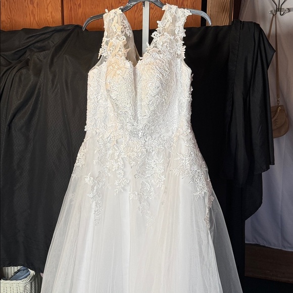 NWT Elegant White Lace Bridal Gown Size 14 – Sheer Back & Floral Appliqués - Picture 8 of 11